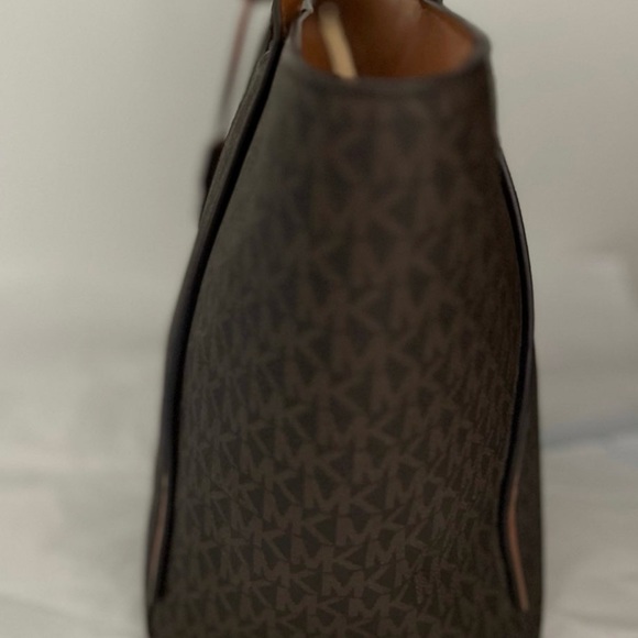 Like new Michael Kors bag - Picture 5 of 11